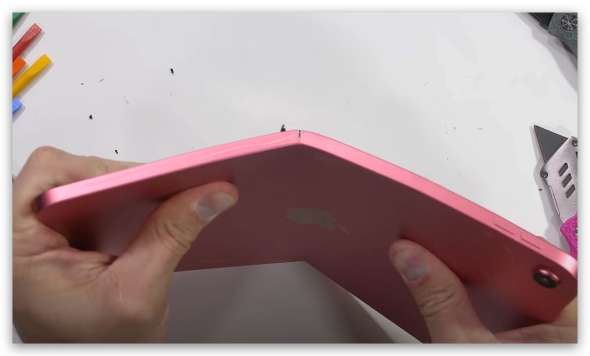 iPad 10 需要装保护壳吗？放包包容易留下刮痕吗？测试给你看 第10张