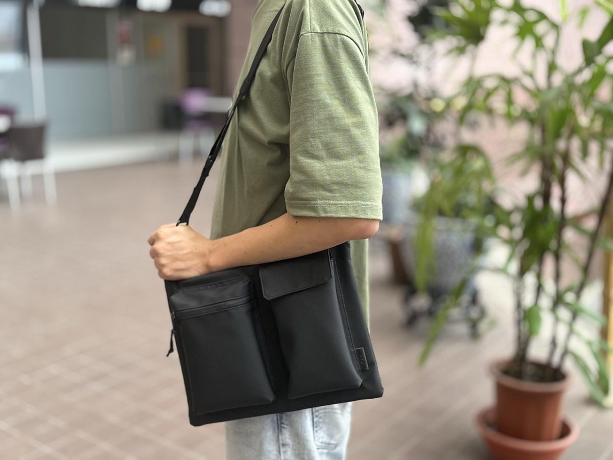 eiP 轻行防水 iPad 斜背包
