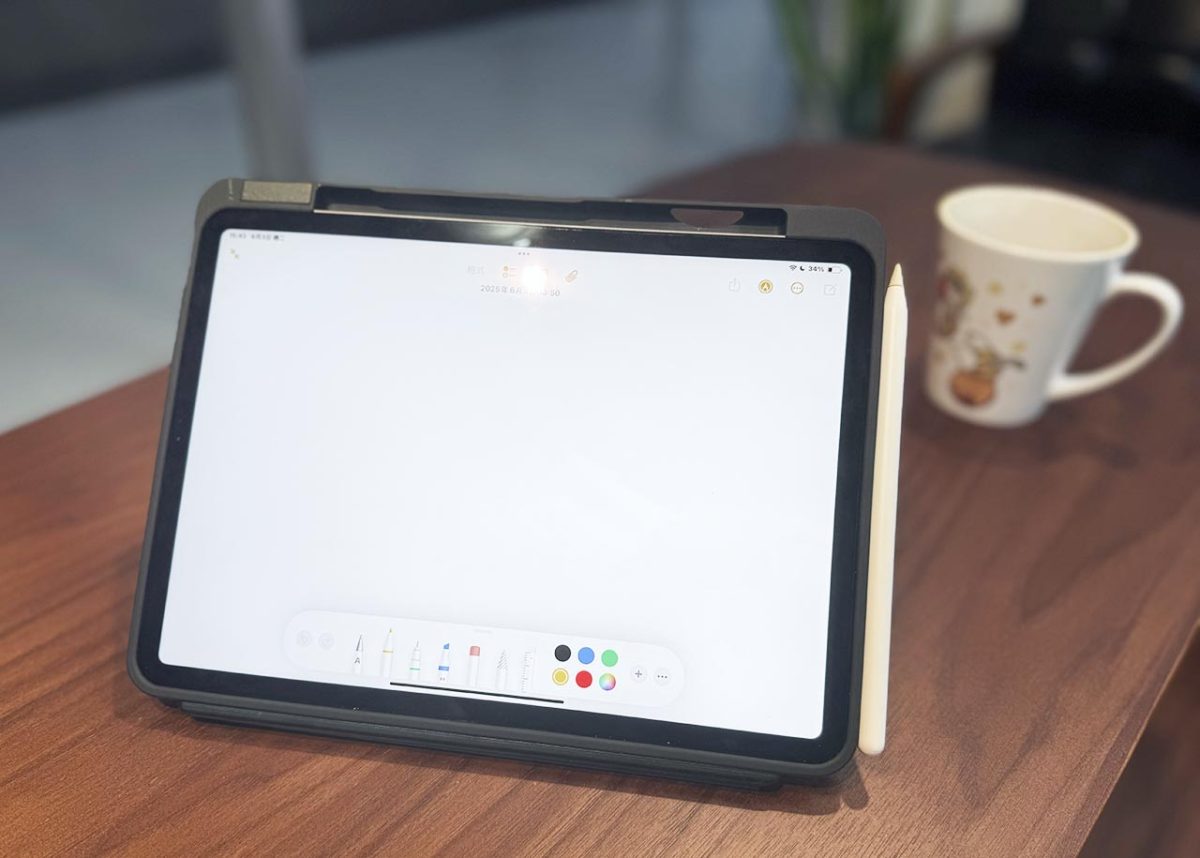 终于等到可无段式调角度的超强 Magnetix iPad 保护壳！ 搭这咖 iPad 斜背防水包，简直绝配