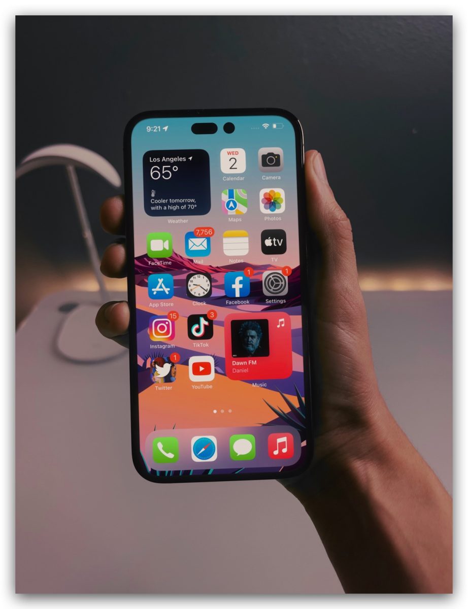 没了浏海的 iPhone 14 用起来是这种感觉，这 2 张实拍照你看的习惯吗？ 第3张
