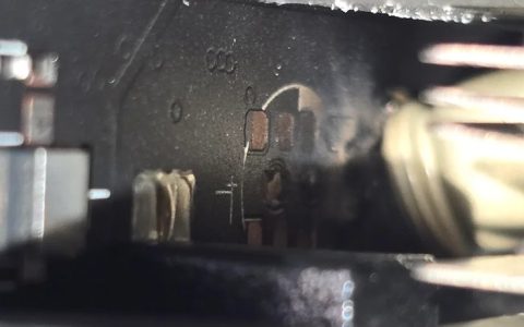 这次不是融化！ 国外用户的RTX 5090在剪片时，电容突然爆炸
