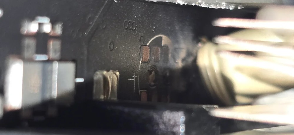 这次不是融化！ 国外用户的RTX 5090在剪片时，电容突然爆炸 -果派哥