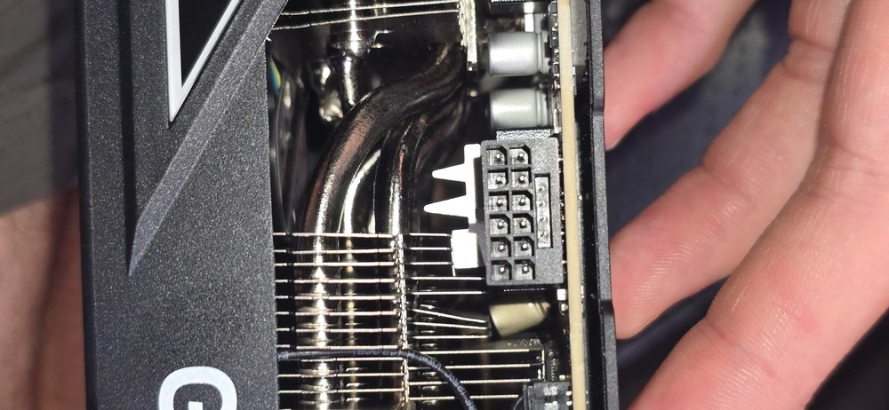 这次不是融化！ 国外用户的RTX 5090在剪片时，电容突然爆炸 -果派哥